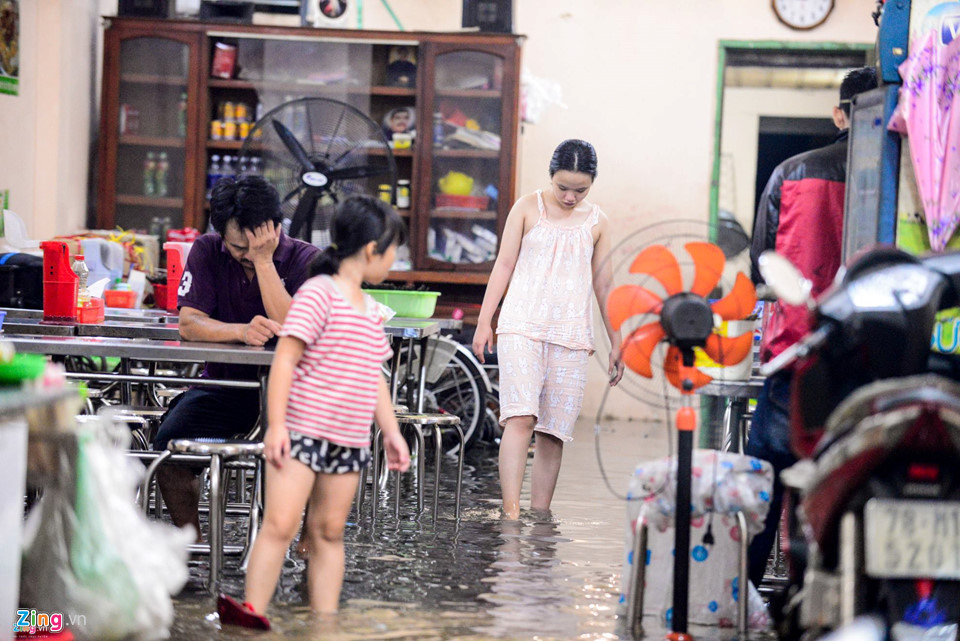 Người Sài Gòn lội nước ngập ngang bụng, ngã sấp mặt giữa đêm